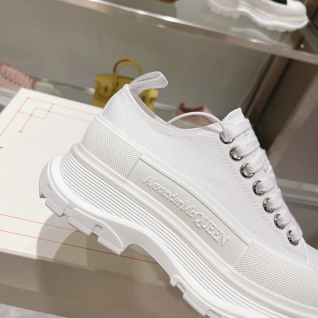 👟👟Ex-factory price 480👟👟 Hot item. Official website new colors factory direct sales! The latest version of Alexander McQueen's men's and women's couple's model is a hit👑Purchasing agent version. Original version 1:1. Fabric: original imported waterproof canvas. Lining: imported water chestnut sheepskin, strong, stain-resistant and breathable. Insole: Imported silk lining Outsole: T👟👟Ex-factory price U several layers of original combination sole (not an ordinary sole on the market) Packaging: Comes with original shoe box, cloth bag, certificate card Code number: 34-45